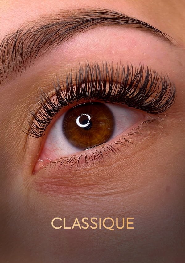 Cette procédure vous permet d’avoir un visuel plus naturel et élégant, en faisant un sorte de mettre légèrement en avant le volume et la taille de vos cils naturels.