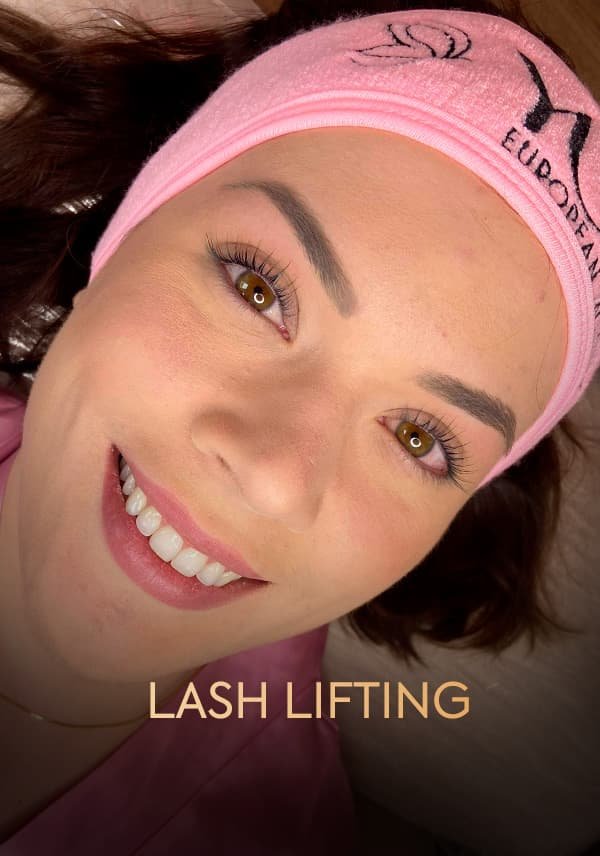 Le lash lifting est une technique que consiste à redonner vie à la courbure de vos cils naturels. Le résultat obtenu est un regard naturel, plus ouvert et plus expressif, sans même devoir passer par la case des extensions de cils.