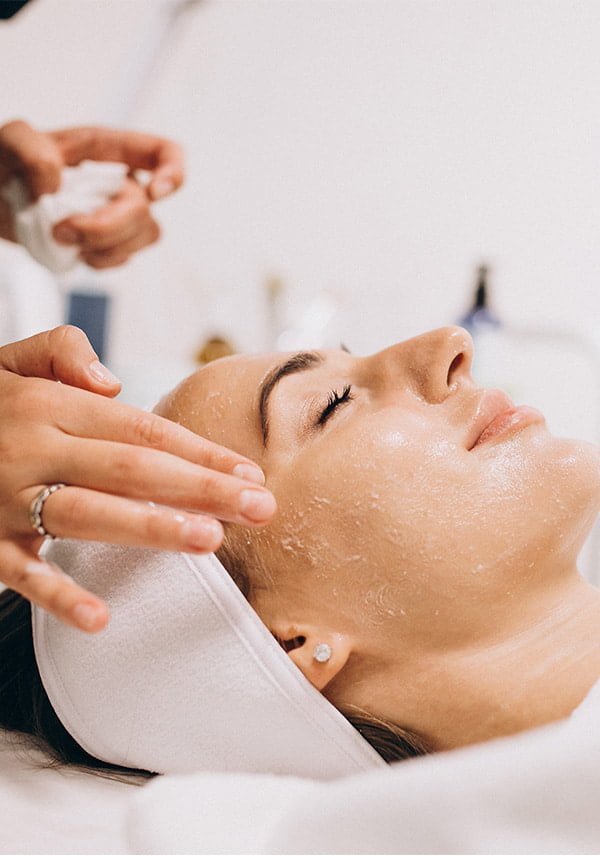 Au Yule Studio, nous proposons un service méticuleux en combinant des techniques avancées avec des produits de haute qualité afin de purifier, revitaliser et restaurer la santé de ta peau. Notre approche personnalisée offre une expérience relaxante et des résultats visibles, laissant ta peau radiante, douce et nourrie.