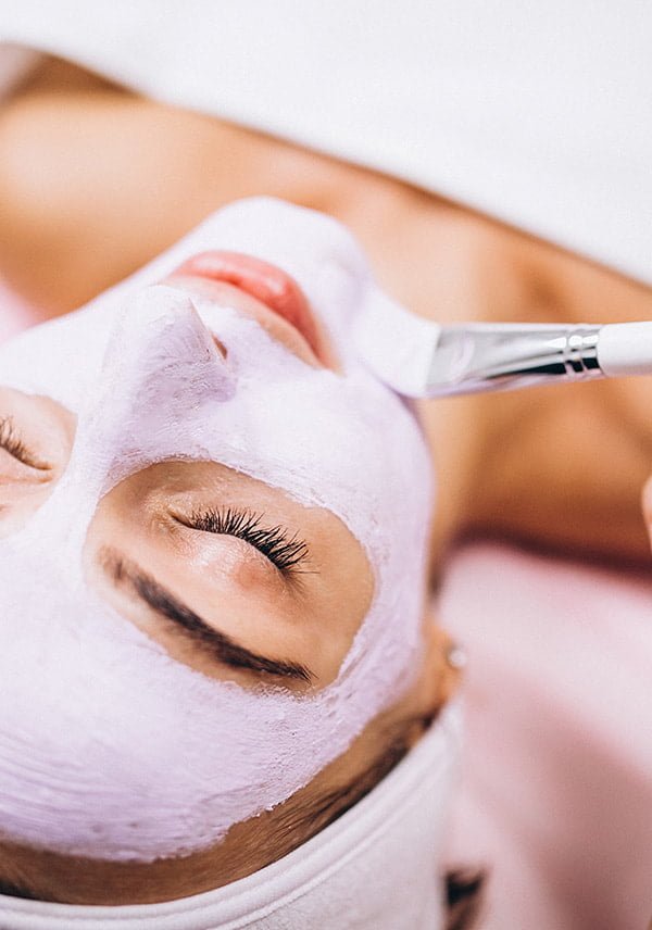 Au Yule Studio, nous proposons un service méticuleux en combinant des techniques avancées avec des produits de haute qualité afin de purifier, revitaliser et restaurer la santé de ta peau. Notre approche personnalisée offre une expérience relaxante et des résultats visibles, laissant ta peau radiante, douce et nourrie.