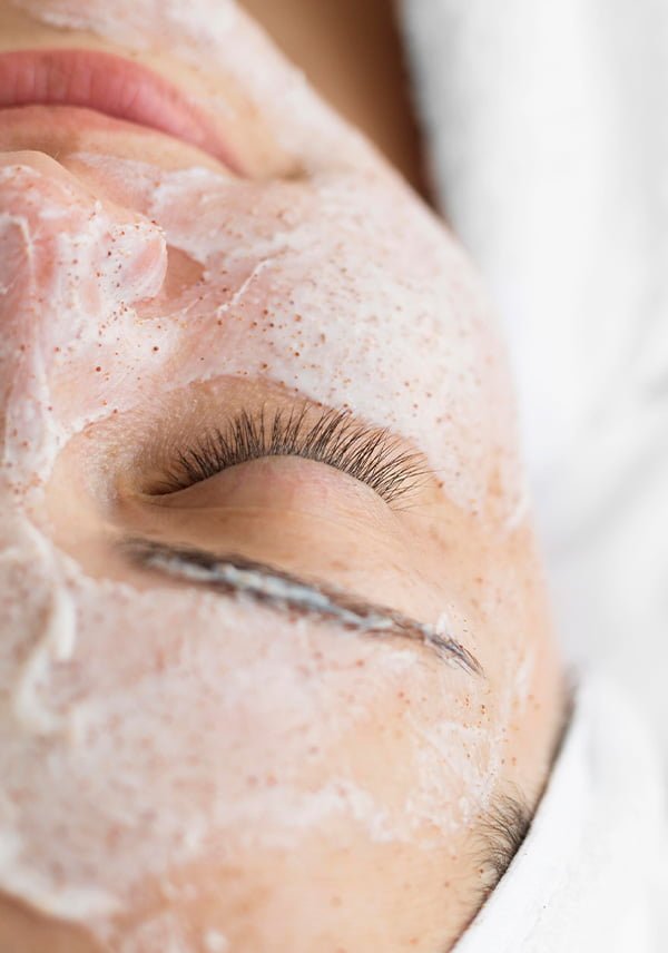 Au Yule Studio, nous proposons un service méticuleux en combinant des techniques avancées avec des produits de haute qualité afin de purifier, revitaliser et restaurer la santé de ta peau. Notre approche personnalisée offre une expérience relaxante et des résultats visibles, laissant ta peau radiante, douce et nourrie.